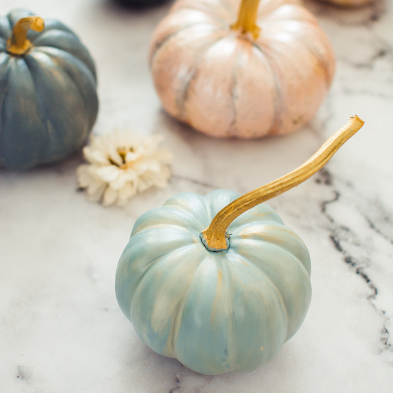 Three pretty spray-painted pumpkins: DIY craft ideas for Halloween